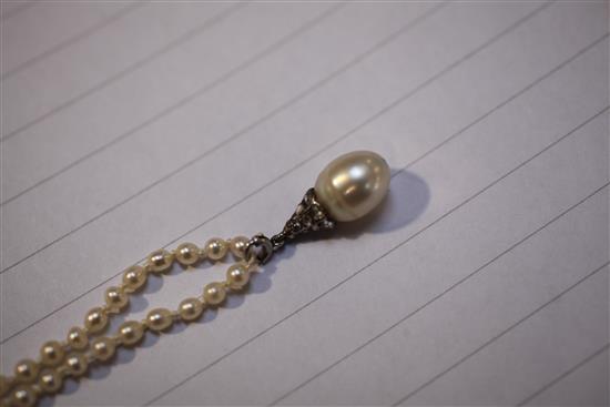 Pearl pendant necklace.